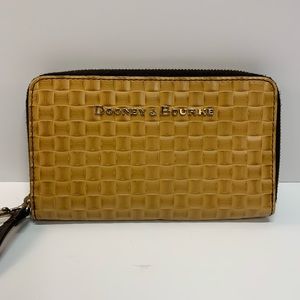EUC Dooney & Bourke Wallet/Wristlet